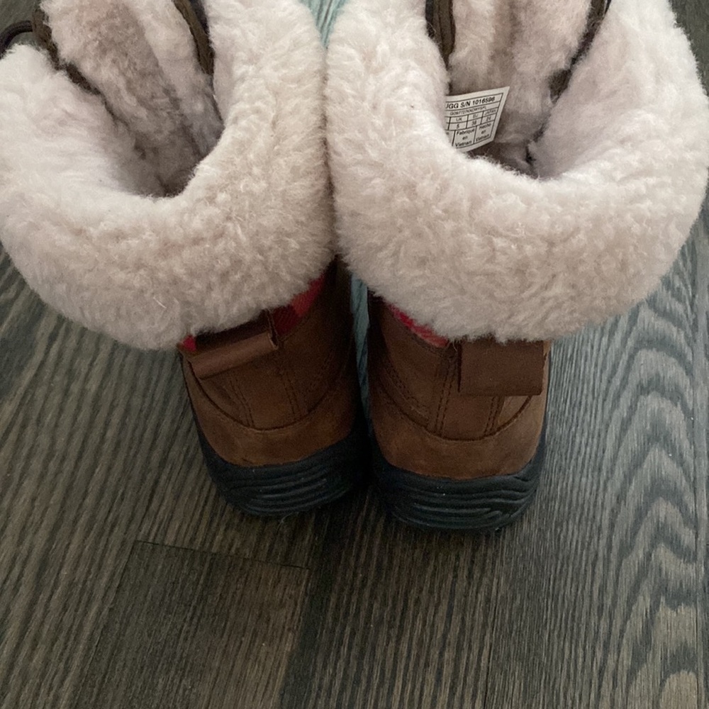 Size 7 UGG boots. Great condition - Picture 4 of 4